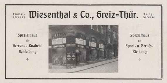 Pictured is an advertisement of the store. In the center is a picture with the inscription "Wiesenthal & Co., Greiz = Thür." and the address. On the picture you can see a street corner with the store. It extends over two floors. Above the four display windows on the first floor are the words "Bekleidung" and "Herren- und Knabenbekleidung". Suits are displayed in the windows.  The four display windows on the first floor are clad in white and have the words "Wiesenthal & Co.".