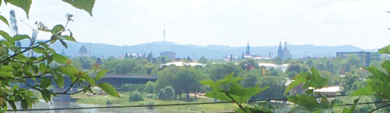 Blick auf die Türme von Dresden und den Elbhang mit dem Borsberg