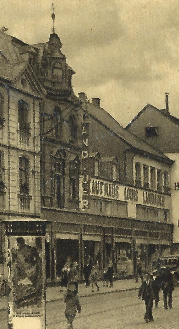 Alte Ansichtskarte von Pirmasens vom Adolf Hitler Platz mit Rathaus und dem Kaufhaus Louis Landauer, - versandt am 6. November 1938 - Ausschnittvergrößerung Kaufhaus Landauer