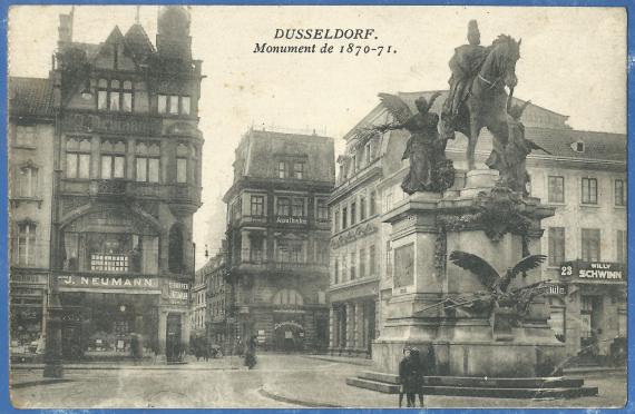 Alte Ansichtskarte von  Düsseldorf - Monument de 1870-1871 - aus der Zeit um 1920 - mit dem  " Cigarrengeschäft J. Neumann "