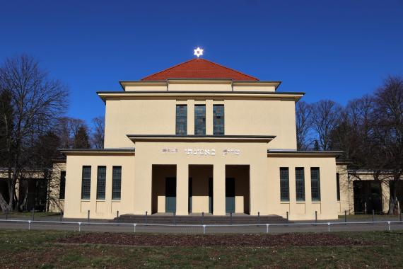 Hallengebäude mit Davidstern auf dem Dach und hebräischer Innschrift über dem Eingang.