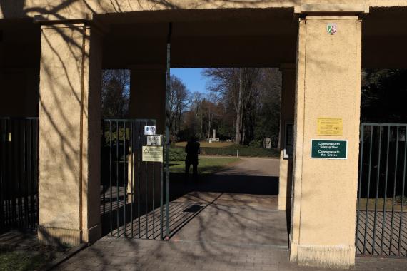 Entrance gate with fence