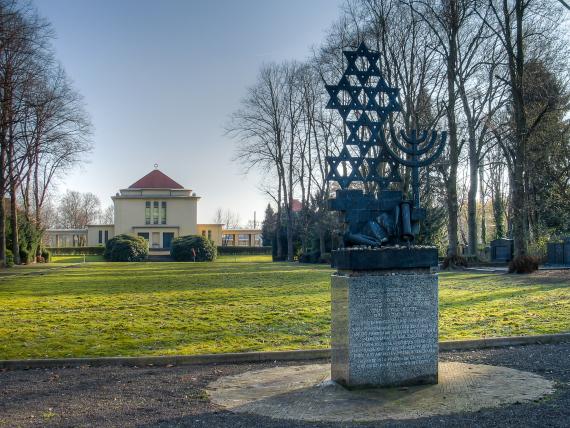 Kunstvollesdenkmal mit Menora- und Sternsymbolen