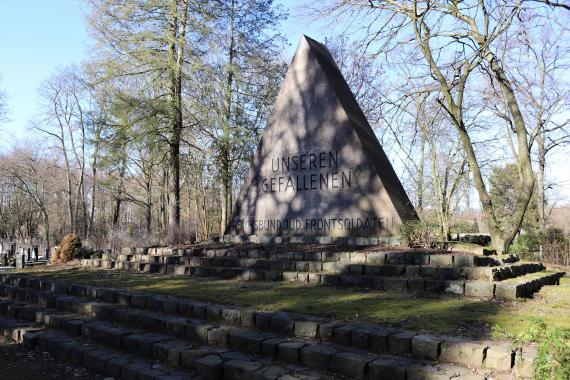 Dreieckiges Ehrenmal aus Stein
