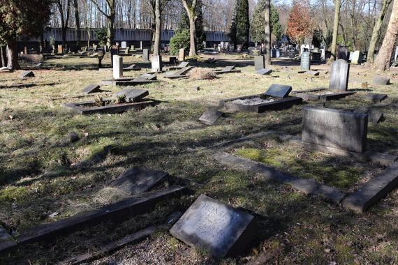 Small tombstones that lie next to each other.