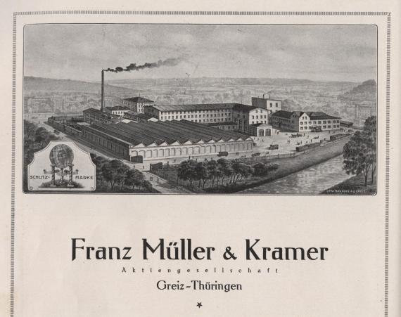 Man sieht eine Werbeanzeige mit einer Abbildung der großen Fabrik Müller & Kramer am Ufer der Weißen Elster. In der linken unteren Ecke ist ein Logo von einem Globus auf drei Stützen abgebildet mit der Schrift Schutz-Marke. Unter der Abbildung steht "Franz Müller & Kramer" "Aktiengesellschaft Greiz-Thüringen".