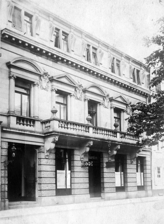 Representative house facade with exhibited sign "LOGE".