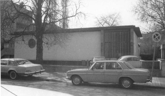 Plain one-storey building with flat roof