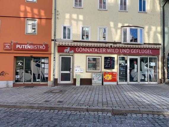 You can see the facade of the former store of the Friedmann family, which today also houses a meat store with an attached bistro.