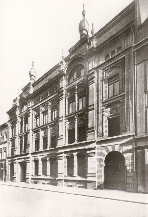 Straßenfassade eines Gebäudes im neuislamischen Stil