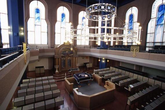 View from the gallery into the interior of the synagogue in F 3. In the background the bima and the Aron Hakodesh.