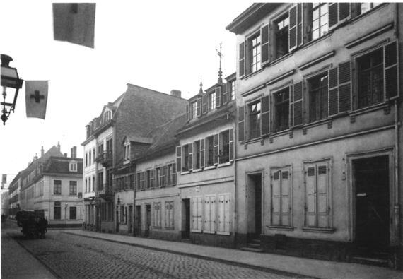 Häuserzeile in F 5, rechts im Bild. Links Rote-Kreuz-Fahnen, die an der Fassade des jüdischen Krankenhaus E 5 angebracht sind, das selbst nicht zu sehen ist. 