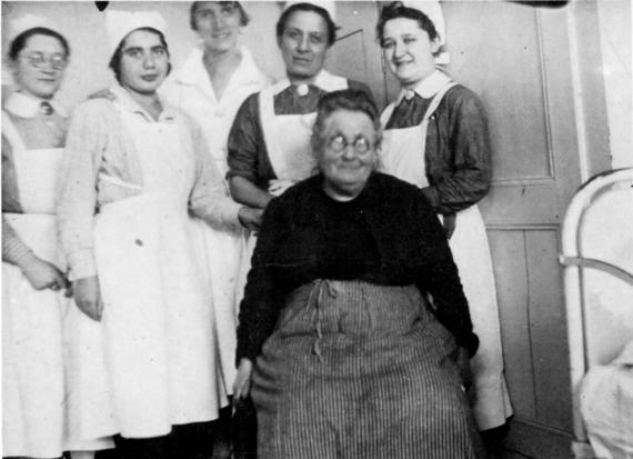 Fünf Krankenschwestern stehen hinter einer Patientin, jüdisches Krankenhaus Mannheim 1930