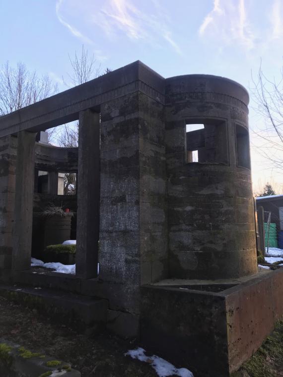 The picture shows a walk-in temple-like enclosure in which Leonhard Simson's tombstone is embedded.