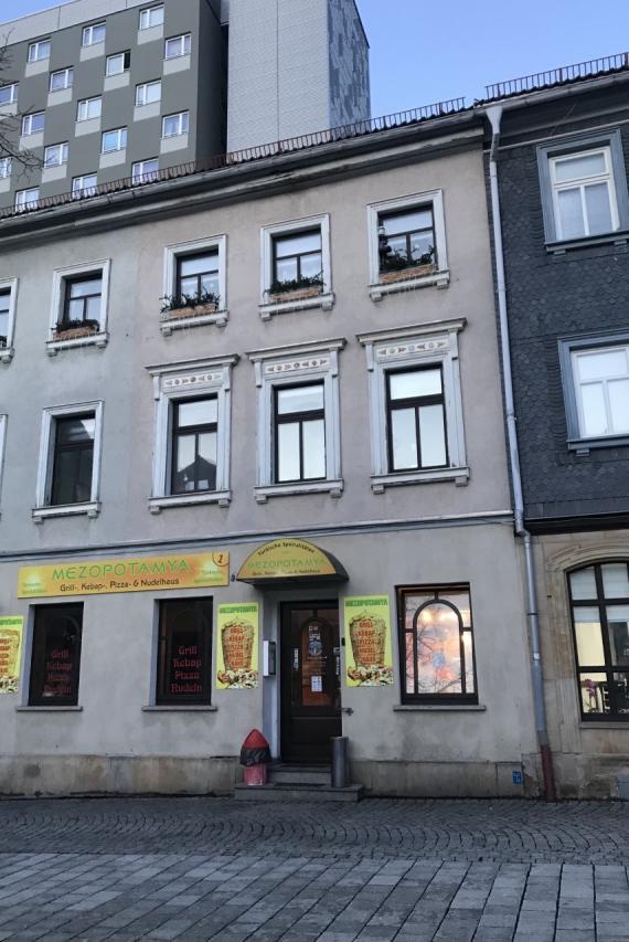 The picture shows the current view of the former residential and commercial building at Marktplatz 8. The first floor, which at that time housed the clothing store of the Moses and Löb brothers, is now used as a snack bar. The two upper floors are occupied by apartments.