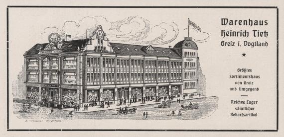 The advertisement of the department store "Warenhaus Heinrich Tietz" contains the words "Warenhaus Heinrich Tietz - Greiz i. Vogtland; Größtes Sortimentshaus von Greiz und Umgebung; Reiches Lager sämtlicher Bedarfsartikel" on the right. A picture of the large department store with full store windows and many passers-by in the foreground extends over the left and middle half of the advertisement. On the roof of the narrow side of the house is a large globe with the word "TIETZ" written on it.