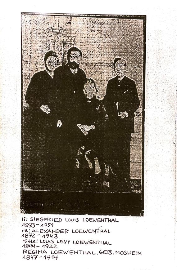 Black and white photograph of the Löwenthal family of four, left: Siegfried Louis Löwenthal (1873-1951), right: Alexander Löwenthal (1872-1943), center: Louis Levy Löwenthal (1844-1922), Regina Löwenthal née Mosheim (1847-1914)