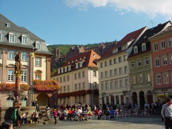Marktplatz mit mehreren Menschen und Brunnen