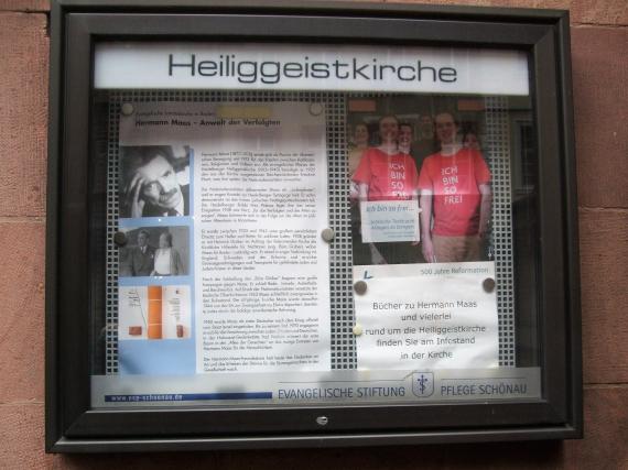 Aushängetafel mit verschiedenen Flyer 