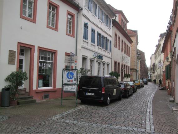 Straße mit parkenden Autos