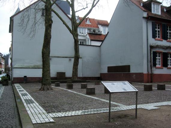 Kleiner Platz mit mehreren grauen Steinwürfeln 
