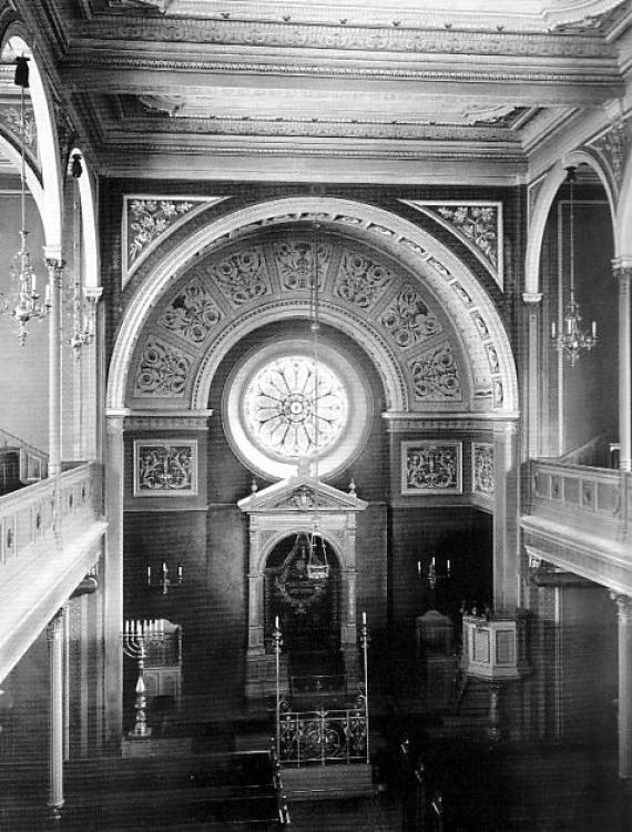 Innenraum der Synagoge mit rundem Fenster