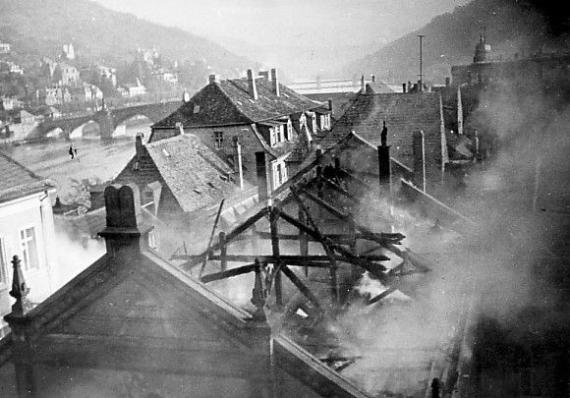 Rauchendes Dach, welches nur noch aus kahlen Balken besteht
