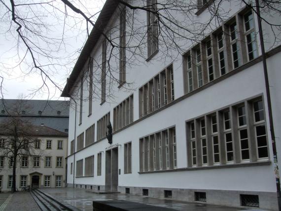 Eingang des Universitätsgebäudes