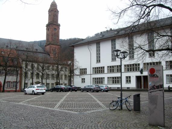 Parkplatz mit Turm im Hintergrund