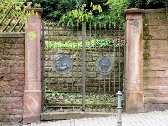 Eingangstor des Friedhofs 
