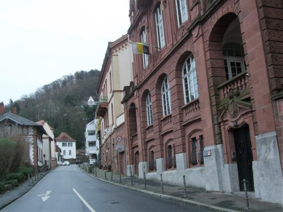 großes Gebäude mit roter Fassade  