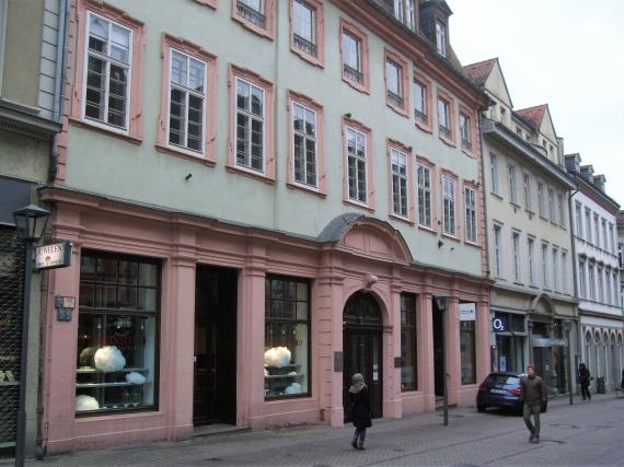 Straße mit Gebäuden