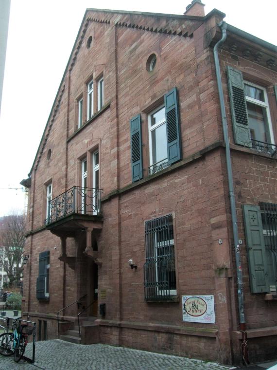 Altes Haus mit kleinem Balkon