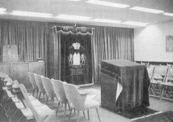 Innenraum der Synagoge mit Tora-Schrein