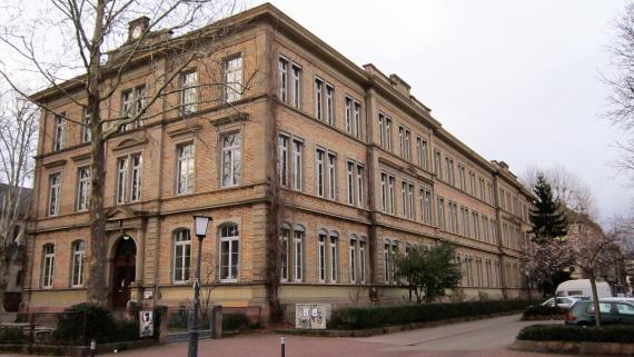Straße mit großem Gebäude 