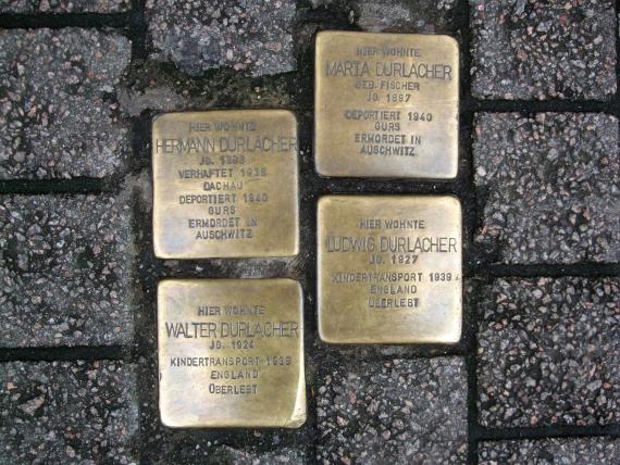 Vier Stolpersteine 