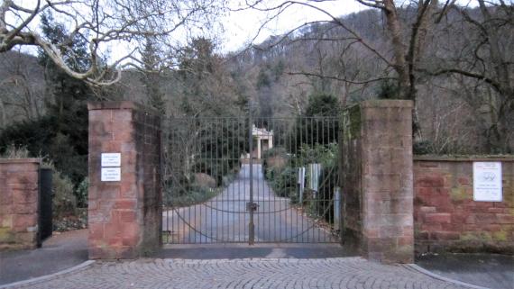 Eisernes Eingangstor des Friedhofs