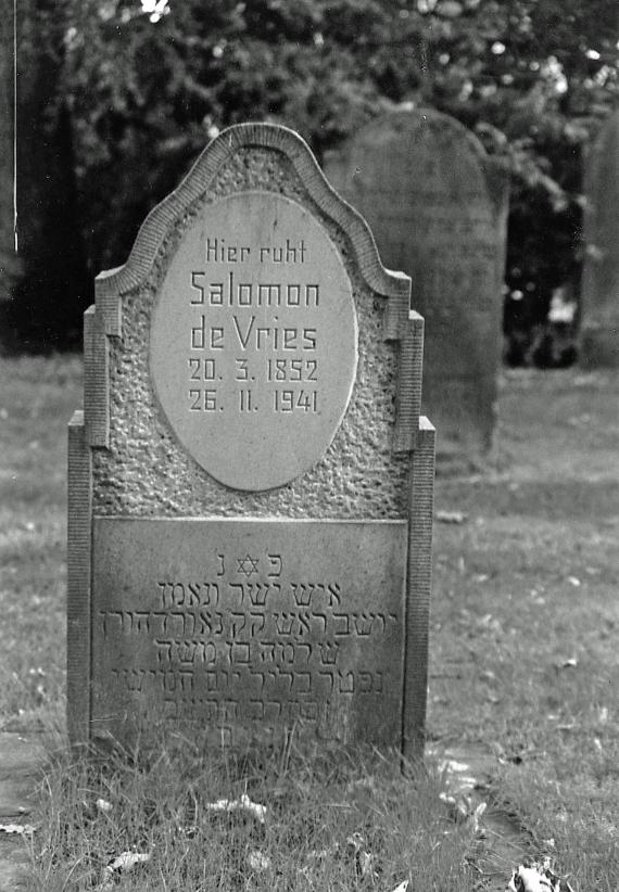 Grabstein von Salomon de Vries auf dem Nordhorner jüdischen Friedhof. Grabstein mit ovaler Gedenkplatte für Salomon de Vries sowie Gedenkspruch in hebräischer Schrift.
