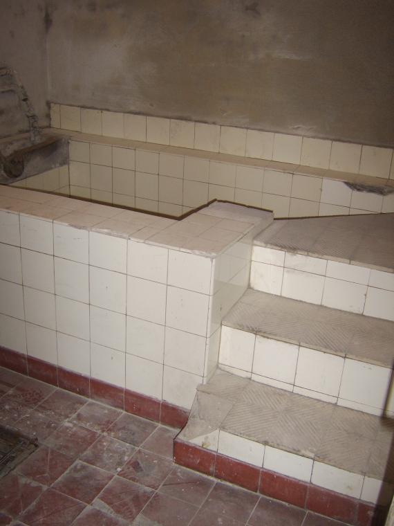 Bricked and tiled plunge pool with three steps