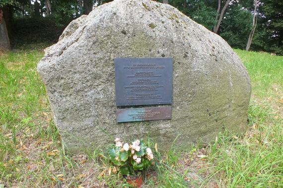 Grabstein / Gedenkstein auf dem Friedhof A large gravestone. Metal letters commemorating some Jews who died.