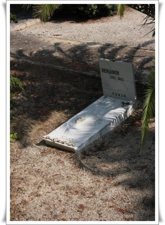 Single grave. Cover with stone like the Sephardim. vertical stone like the Ashkenazi.