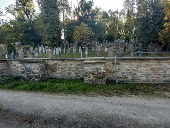 Blick über die talseitige Friedhofsmauer.