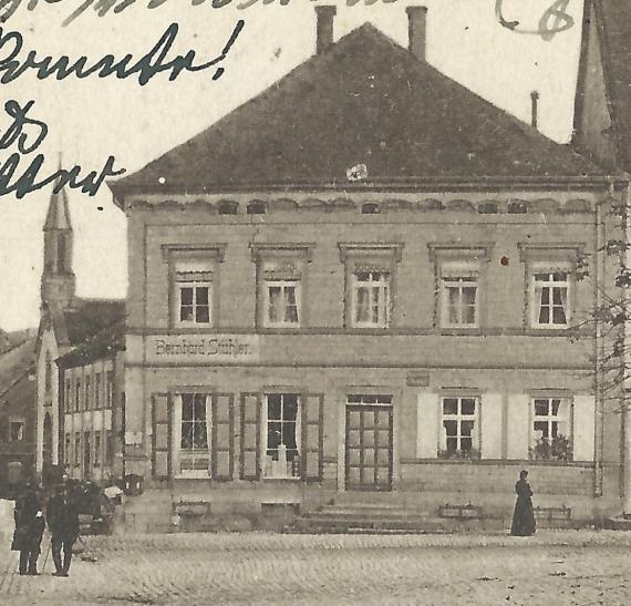 lte Ansichtskarte Hammelburg - Marktplatz mit Bahnhofstraße mit dem " Wohn - und Geschäftshaus ( Schuhgeschäft ) Bernhard Stühler " - versandt am 30. September 1921 - Ausschnittvergrößerung Wohn- und Geschäftshaus Bernhard Stühler