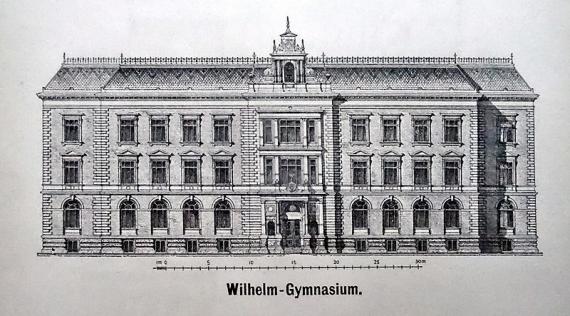  Schwarz-weiße Architekturzeichnung des ehemaligen Wilhelm Gymnasiums (heute Staats- und Universitätsbibliothek Hamburg). Drei geschössiges Gebäude, zusätzlich Keller. Zehn Fenster pro Etage. In der Mitte herausgehobene Fensterfront und Eingang. Symmetrisch aufgeteilt. Die beiden äußersten Fensterreihen sind nach hinten abgesetzt. Wand ist glatt verputzt. Zwischen den Absetzungen stechen Ziegelsteine hervor. Auf dem Dach in der Mitte ein schmuckes Dachfenster. Zusätzlich Metallspitzen auf dem Dach.