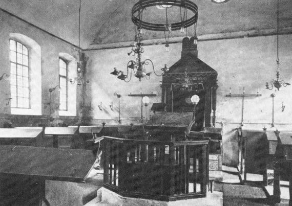 Das Bild zeigt den Gebetsraum in der ehemaligen Synagoge von Braunsbach. Sie wurde 1938 in der Pogromnacht geschändet und seitdem nicht mehr für Gottesdienste benutzt.
Heute dient der Raum als "Rosensteinsaal" für vielfältige Veranstaltungen.