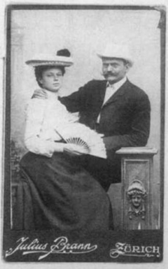 Schwarzweißfotografie von Adolf und Johanna Löwenstein in sitzender Position, mit untenstehender Signatur des Fotoateliers Julius Brann..