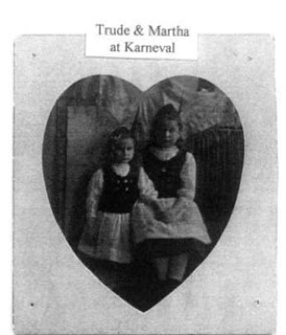 Schwarzweißfotografie von Trude und Martha Löwenstein in Verkleidung an Karneval