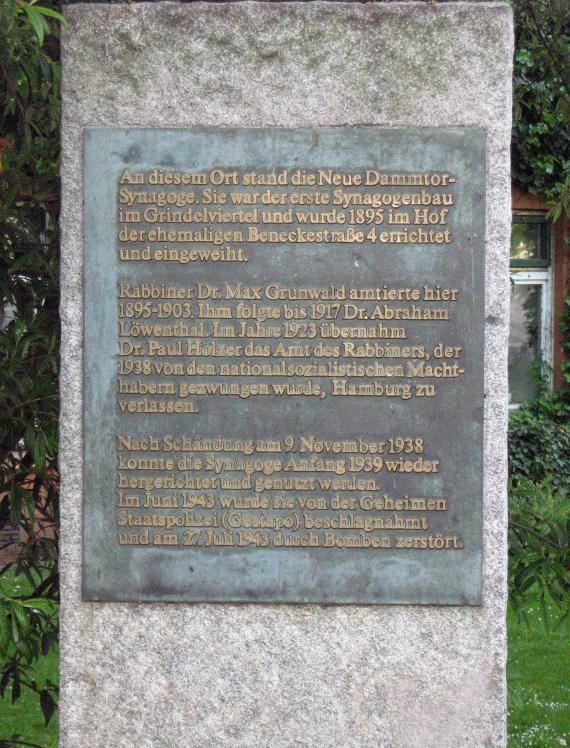 Memorial plaque, excerpt of the text: The New Dammtor Synagogue stood on this site. It was the first synagogue building in the Grindelviertel and was erected and consecrated in 1895 in the courtyard of the former Beneckestraße 4. [...] In June 1943 it was confiscated by the Secret State Police (Gestapo) and destroyed by bombs on July 27, 1943.