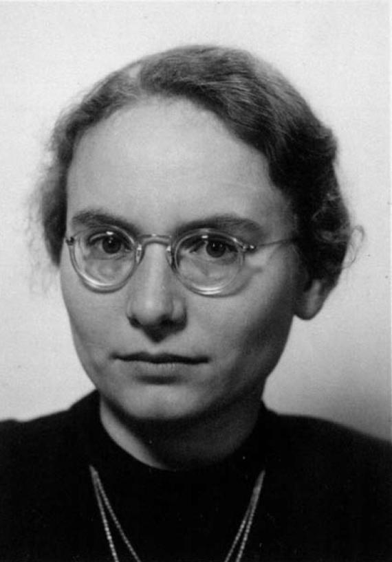 Portrait picture of Trude Schiff in black and white