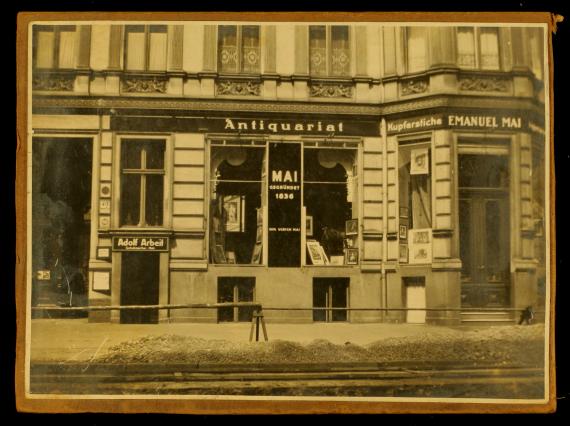 Frontal view of the antiquarian bookshop from the street